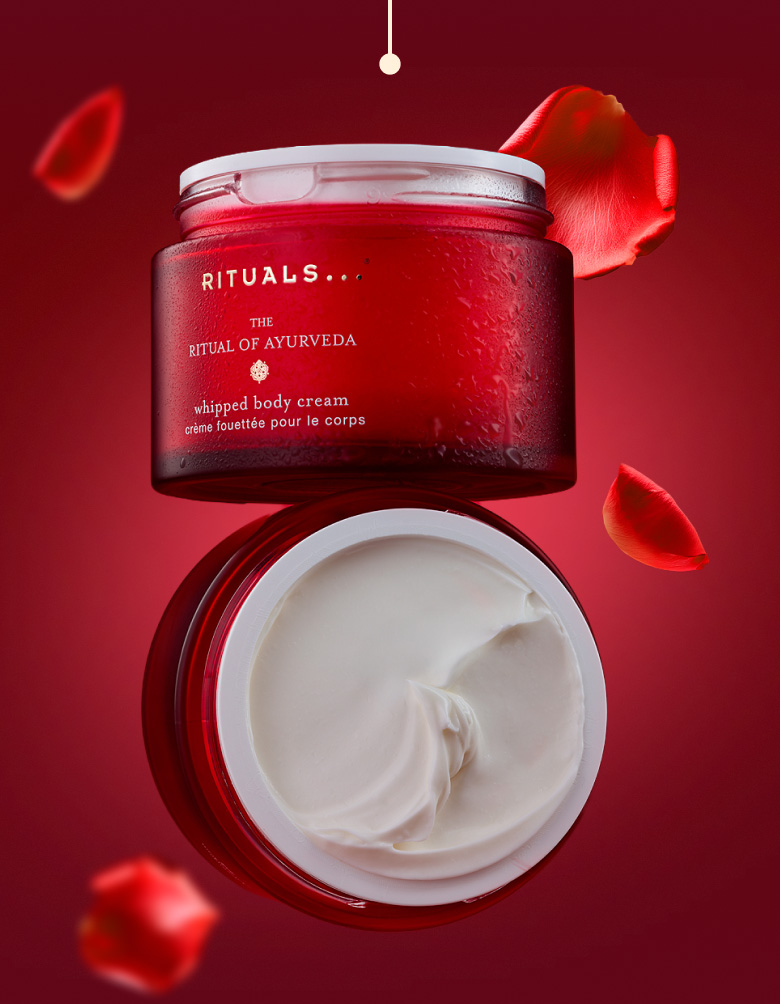 Ingredients of the Ritual of Ayurveda: Indian rose, almond oil and others.
